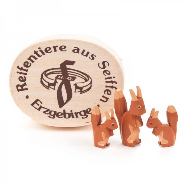 Dregeno Erzgebirge - Miniatur-Eichhörnchenfamilie in Spandose