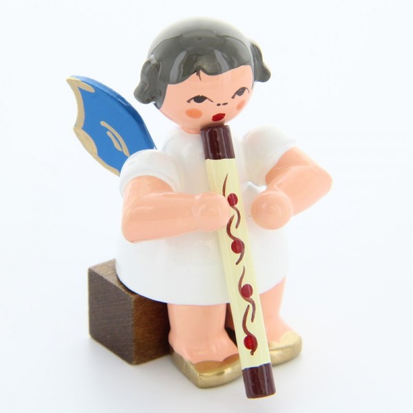 Uhlig Engel sitzend mit Didgeridoo, blaue Flügel, handbemalt