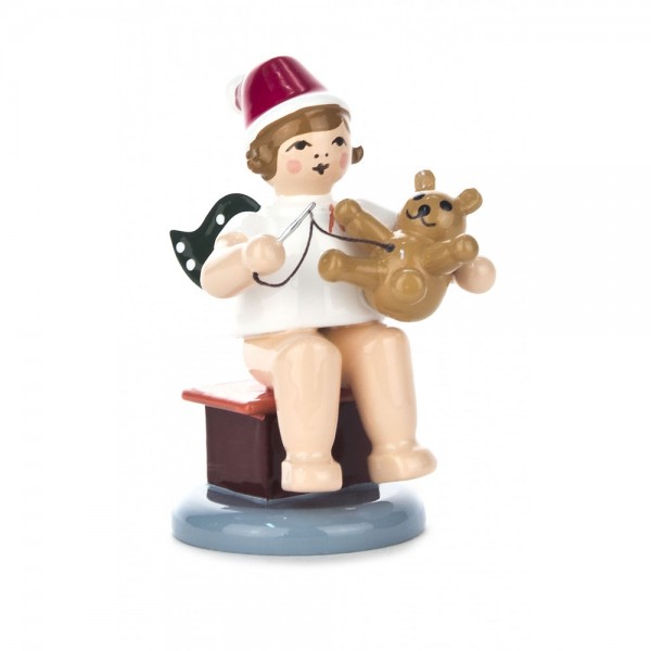 Dregeno Erzgebirge - Weihnachtsengel sitzend, mit Teddy und Mütze