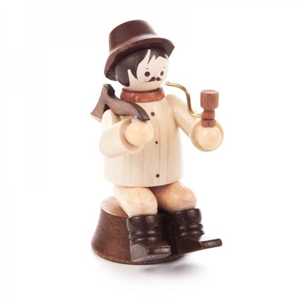 Dregeno Erzgebirge - Miniatur-Waldarbeiter auf Stamm sitzend