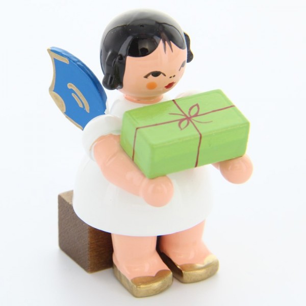 Uhlig Engel sitzend mit Geschenk, blaue Flügel, handbemalt