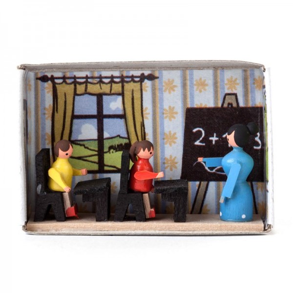 Dregeno Erzgebirge - Miniatur-Zündholzschachtel Schulzimmer mit Lehrerin