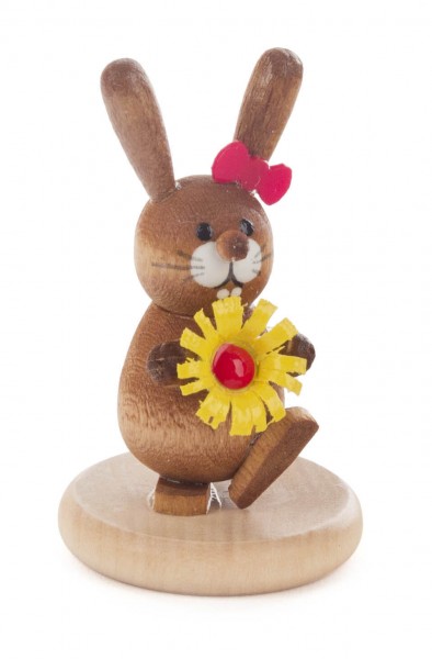 Dregeno Erzgebirge - Hase mit Blume auf Sockel farbig, lasiert